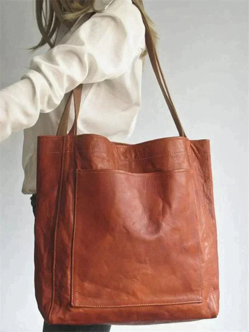 Beige elegant damhandväska med ren design, rymlig insida för alla nödvändigheter.