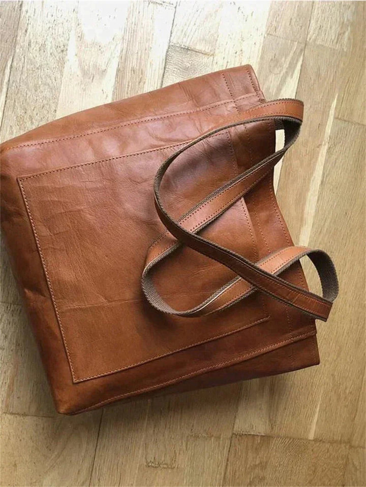 Närbild på den moderna eleganta handväskans detaljer i PU-läder med slätt ytskikt.