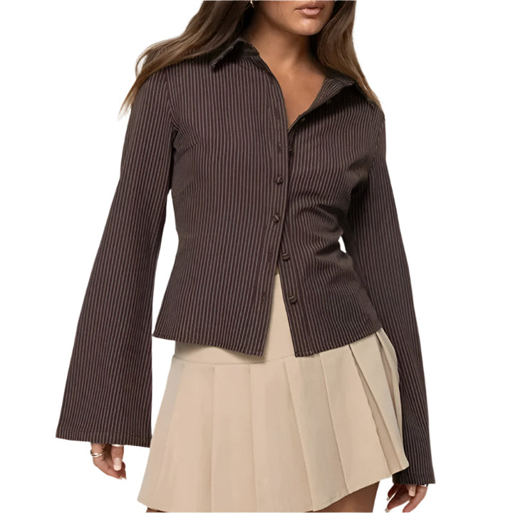 Elegant brun retroblus för kvinnor med smal passform och utsvängda ärmar, vintage stil.