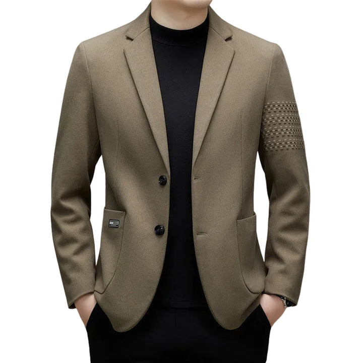 Elegant brun slim fit herrjacka, tidlös design perfekt för höst och vinter. Stilfull kavaj för business & casual.