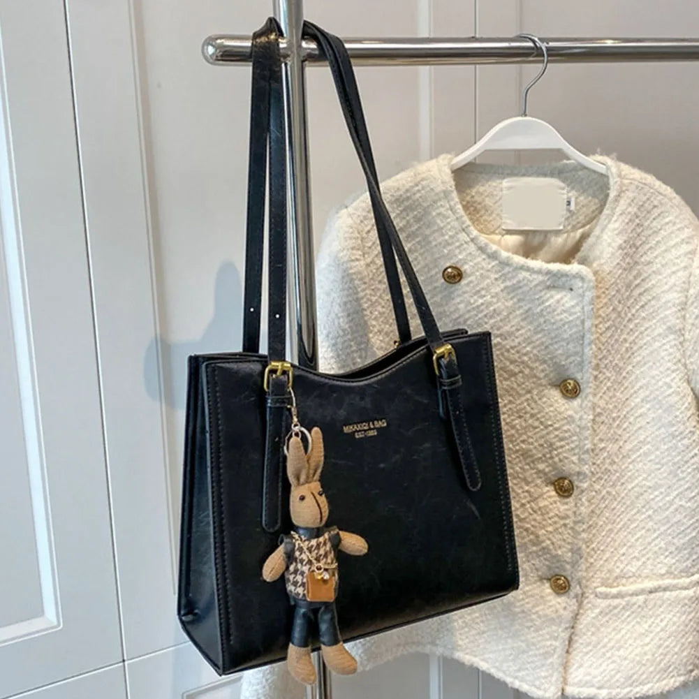 Elegant brun damväska med charm. En klassisk toteväska som passar både vardag och fest.