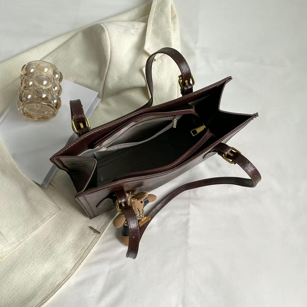 Vinröd elegant toteväska. Modern och rymlig damaccessoar med charm för alla dina behov.