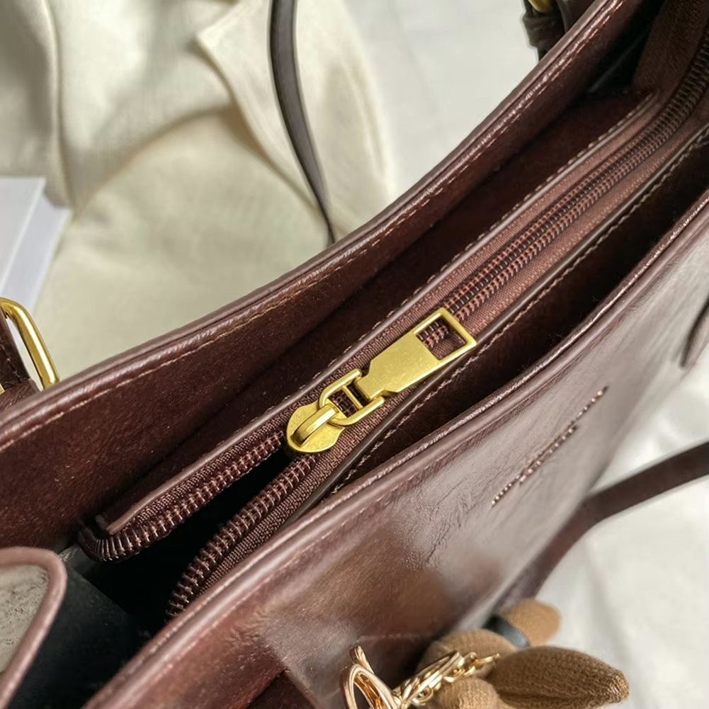 Elegant toteväska med charm i brun, vinröd, svart. Mångsidig rymlig damhandväska.