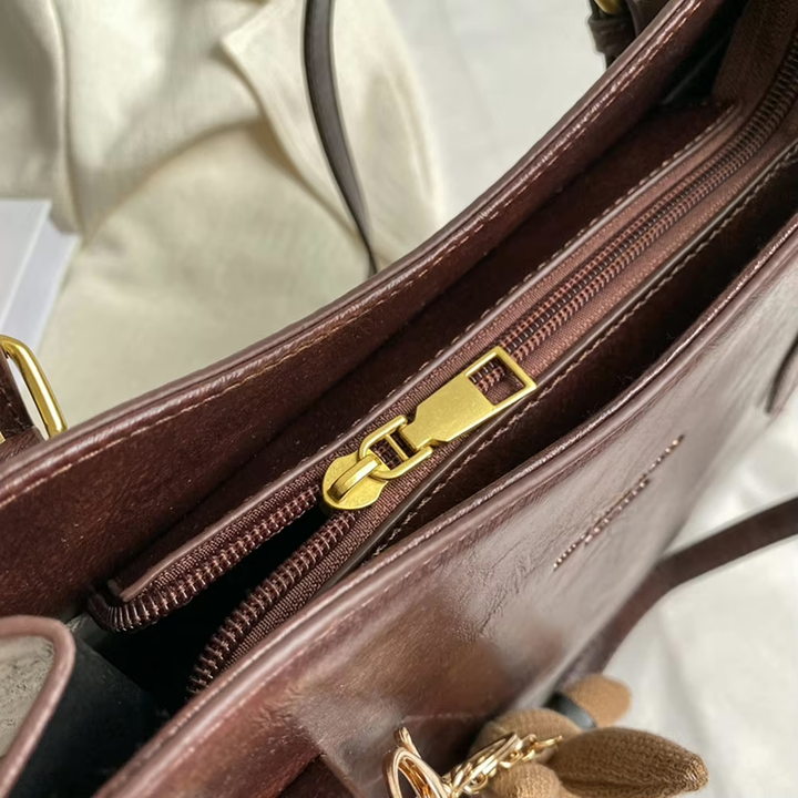 Elegant toteväska med charm i brun, vinröd, svart. Mångsidig rymlig damhandväska.