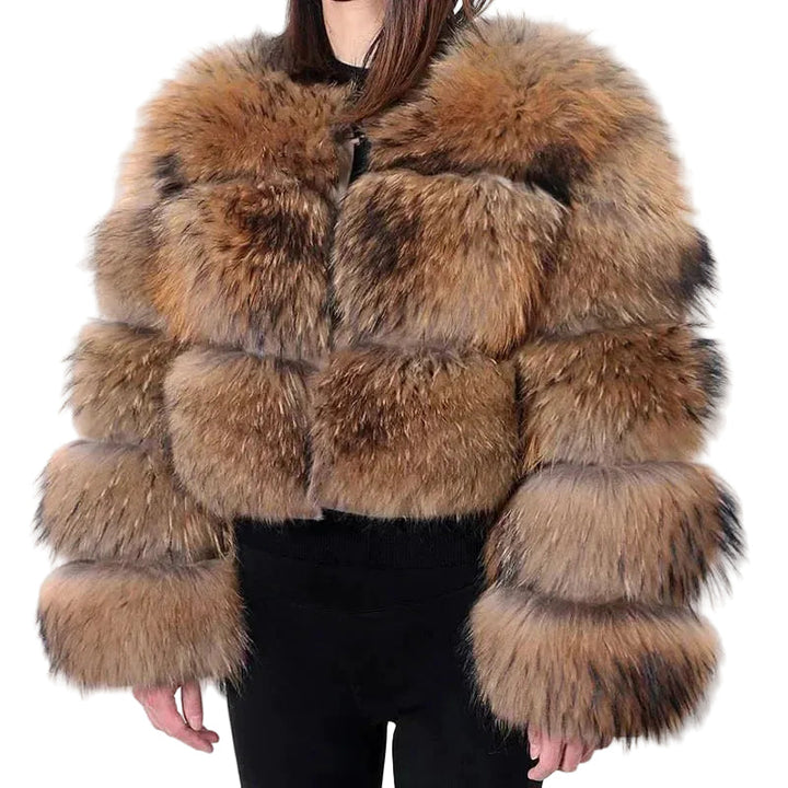 Elegant brun vinterjacka för kvinnor. Lyxigt varm kappa med chic stil för kallt väder. Kvinnors mode ytterplagg.