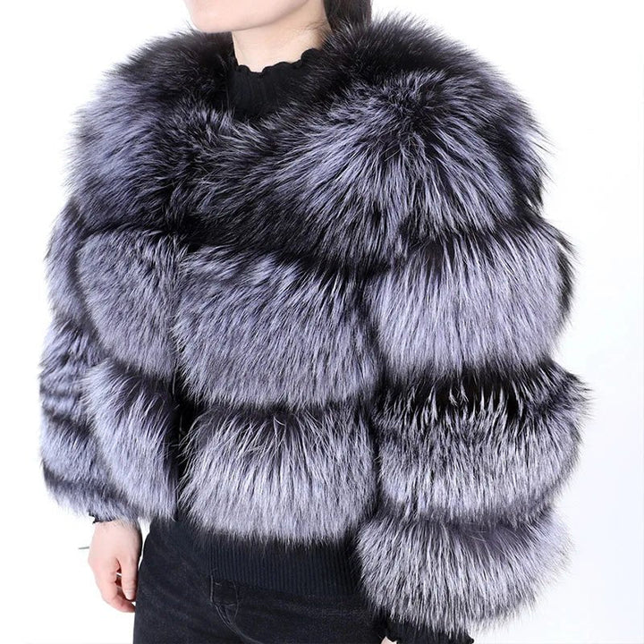 Chic brun damjacka. Lyxig, elegant vinterjacka med varm komfort. Idealiskt ytterplagg för kvinnors mode.