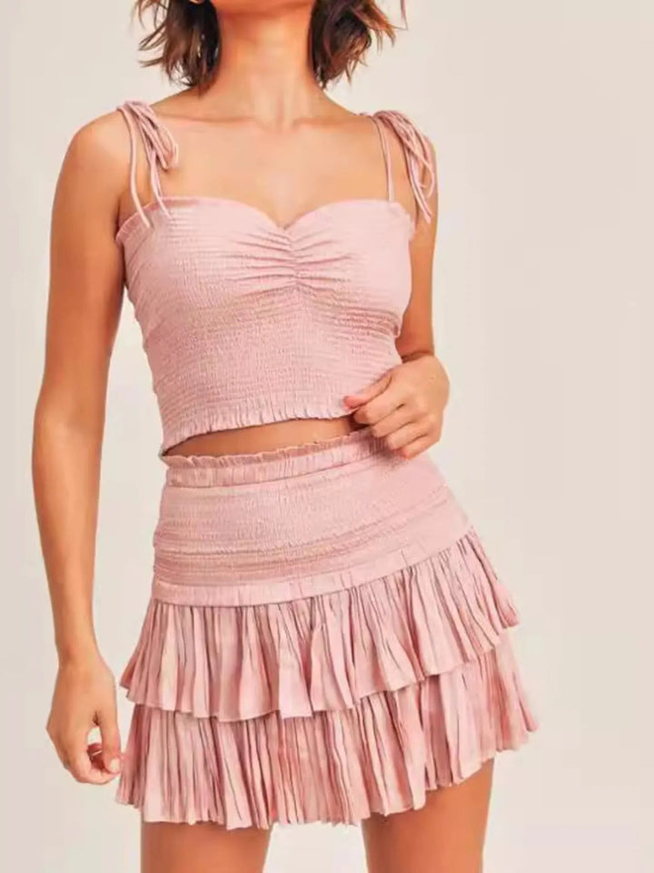 Elegant damset med cami & kjol. Detaljer som hjärtformad urringning & volangkjol. Mångsidig sommarlook.