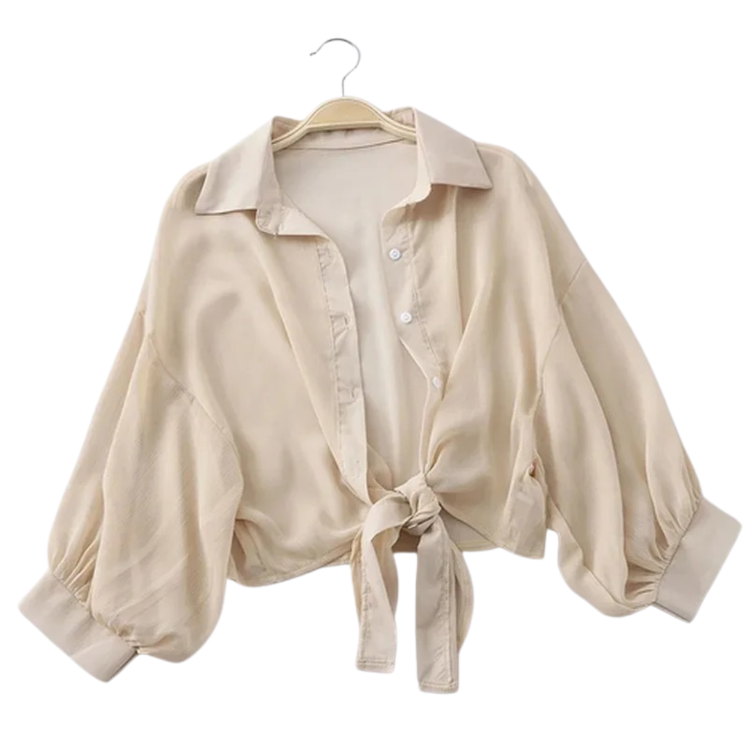 Elegant casual chiffongskjorta för dam med knuten midja, perfekt för sommarstil.