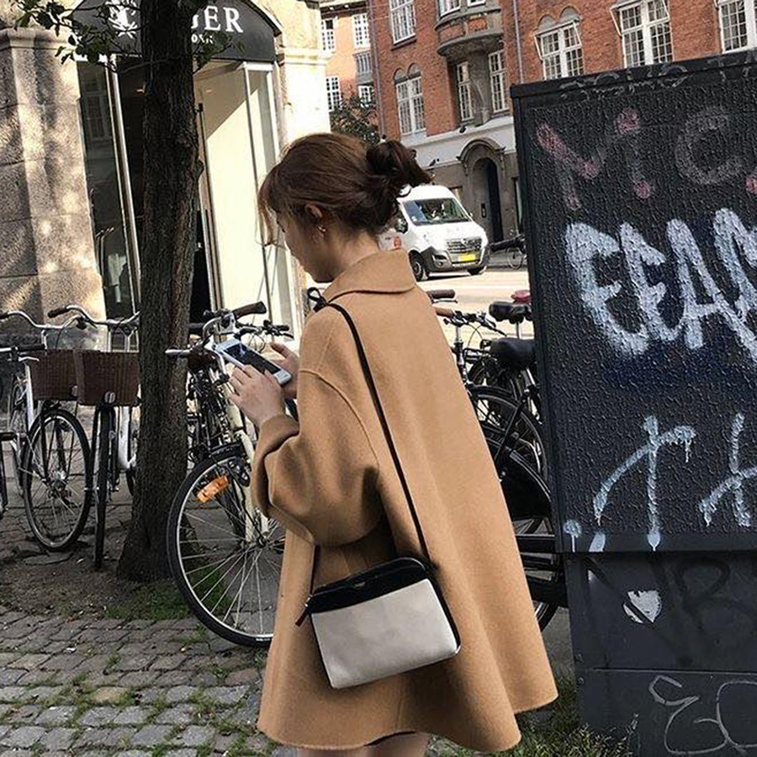 Chic höstkappa för kvinnor, idealisk för kontorsstil och vardagsbruk. Elegant damjacka, klassiskt ytterplagg.
