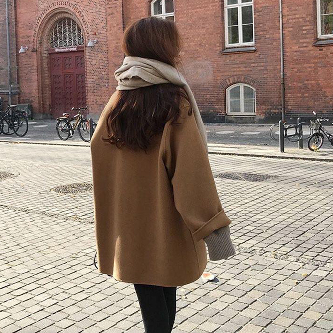 Stilren damkappa, chic höstjacka för kvinnor. Elegant ytterplagg som passar både kontor & vardagsmode.