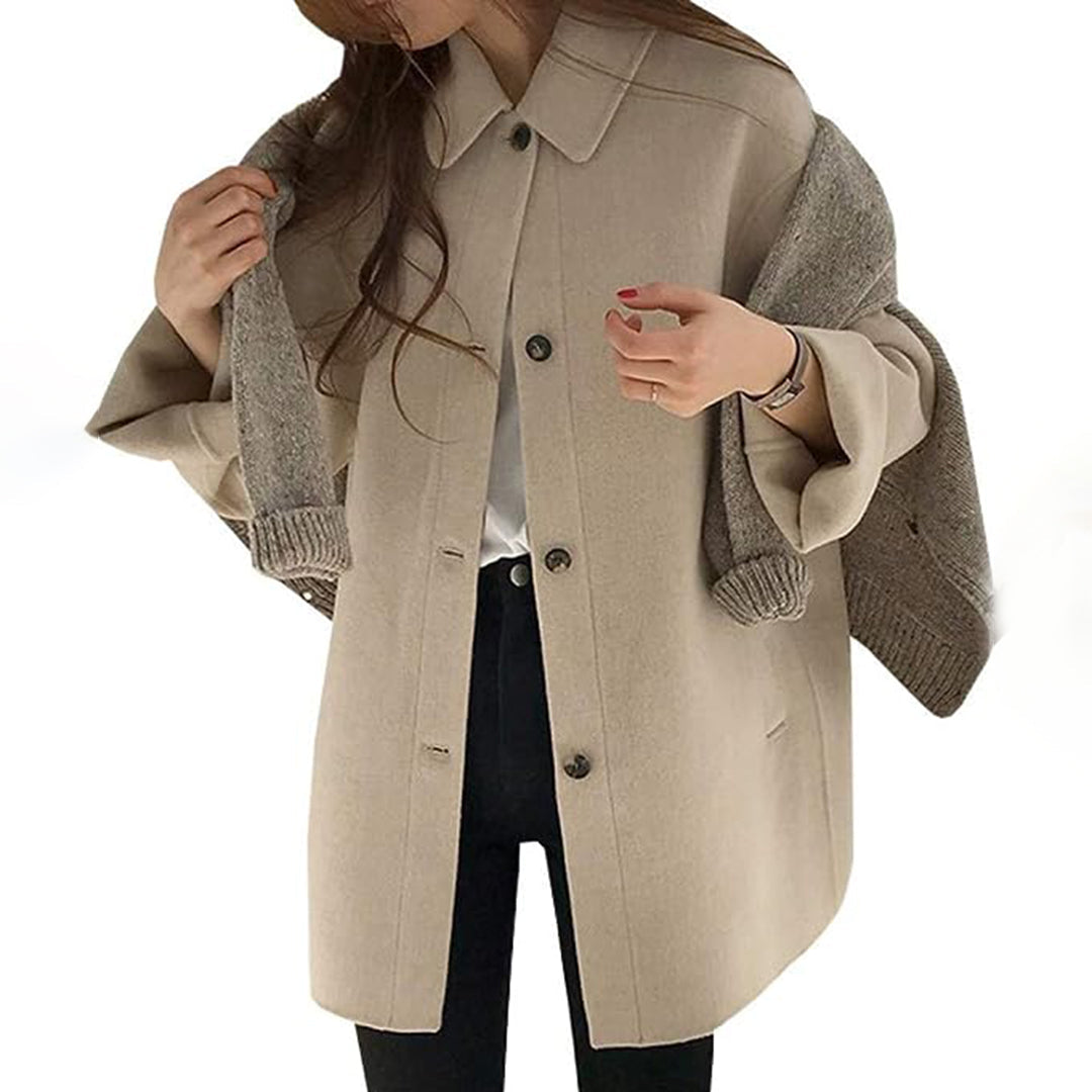 Figursydd chic höstkappa för kvinnor, elegant och tidlös. En klassisk damjacka för kontor och vardag.