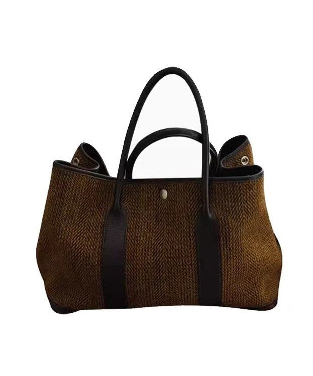 Elegant chokladbrun handväska för kvinnor, rymlig och stilren accessoar för dagligt bruk.