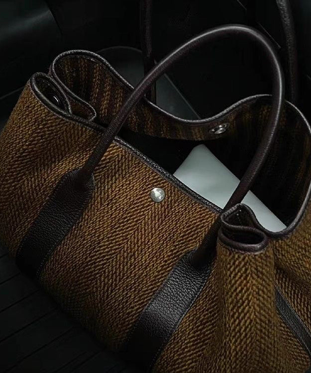 Chokladbrun handväska för kvinnor, med robust textil och elegant utformning för den medvetna kunden.