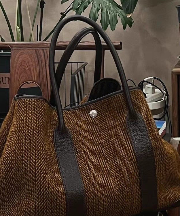 Rymlig och elegant chokladbrun handväska i textil för kvinnor, idealisk för en organiserad vardag.