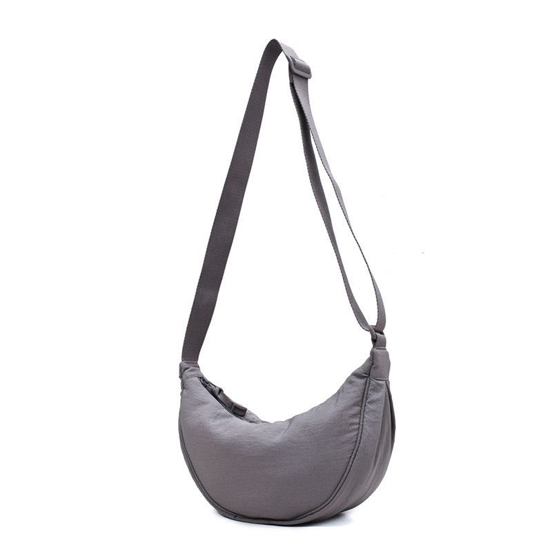 Elegant crossbody väska för kvinnor med justerbar axelrem, perfekt för vardagsbruk. Stilren design.
