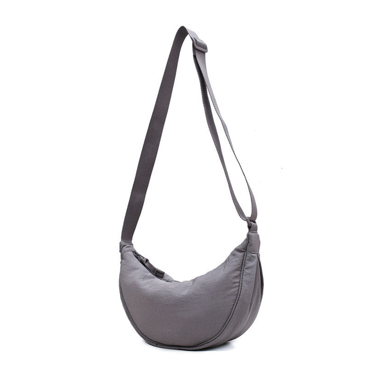 Elegant crossbody väska för kvinnor med justerbar axelrem, perfekt för vardagsbruk. Stilren design.