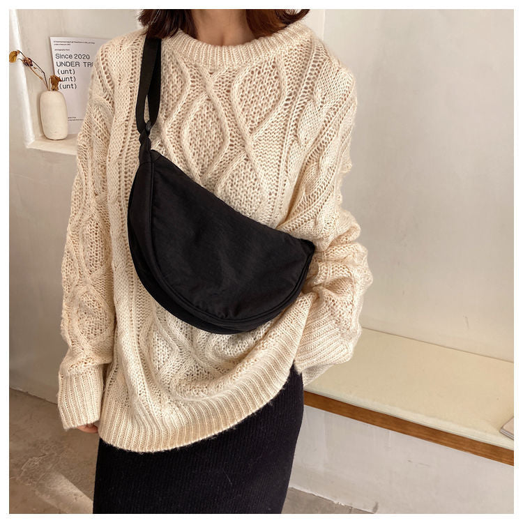 Stilren minimalistisk crossbody väska för kvinnor, perfekt för organisering. Finns i färgstarka alternativ.