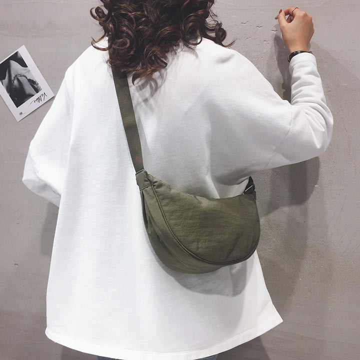 Elegant crossbody väska med smart organisering, justerbar rem för komfort. Perfekt som axelväska.