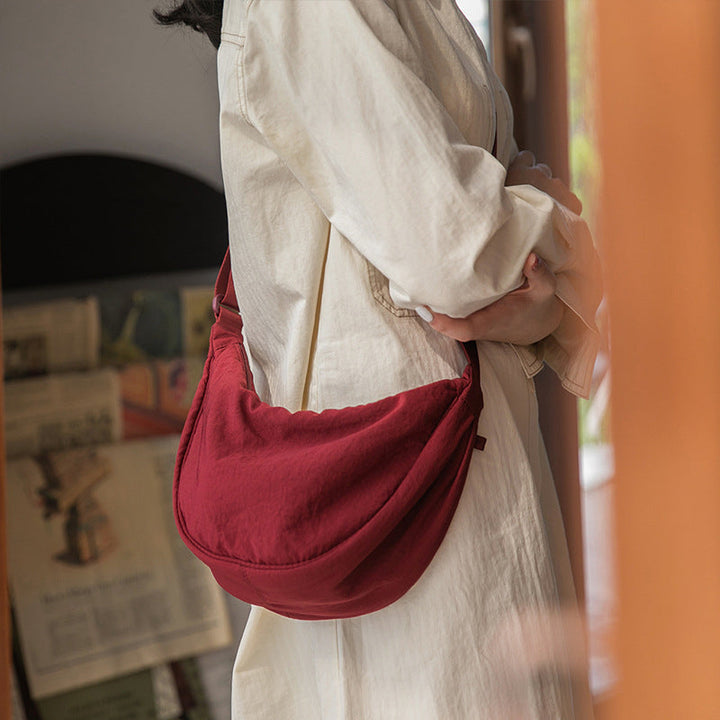 Chic dam crossbody väska som accentuerar din stil, med justerbar rem. Lättviktig och elegant modeaccessoar.