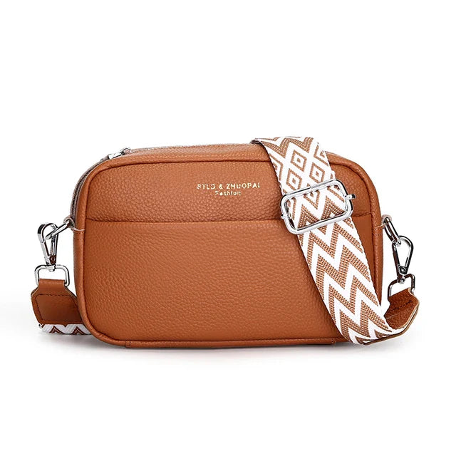 Crossbody-väska i rött PU-läder, en färgstark modeaccessoar för damer.