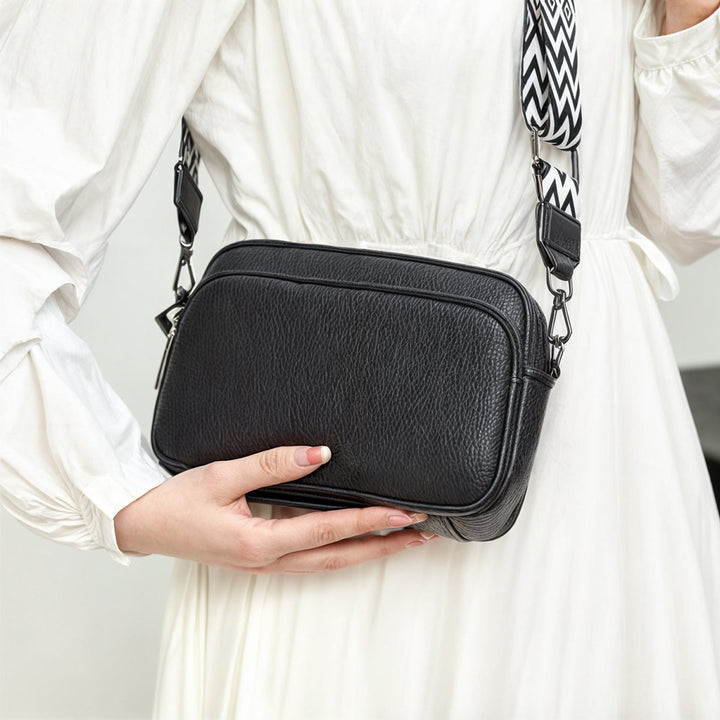 Ljusbeige crossbody-väska i PU-läder, feminin och praktisk axelremsväska.