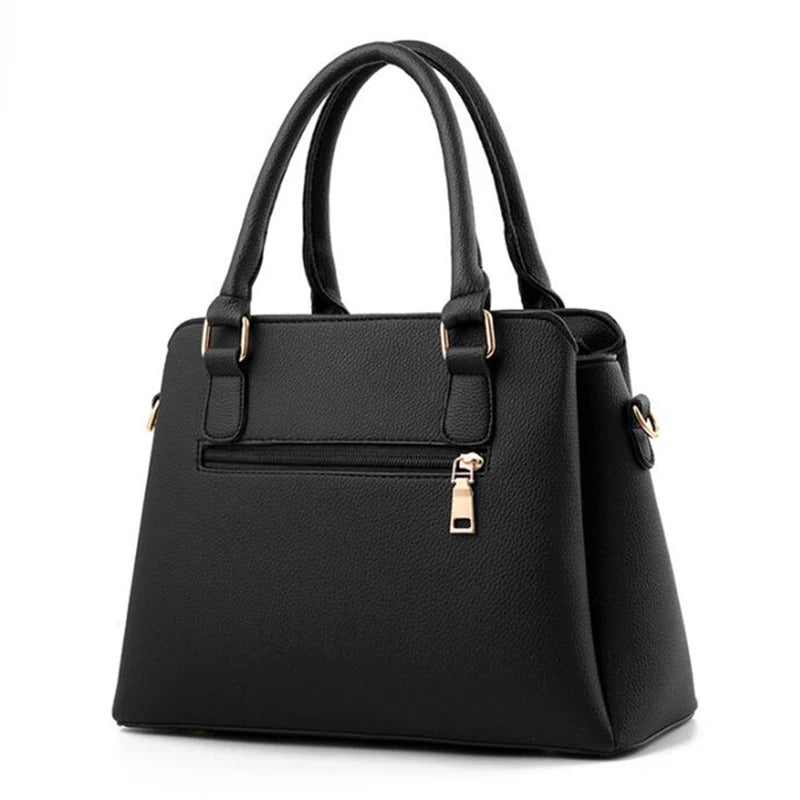 Modell bär den eleganta crossbodyväskan med tofsar över axeln, visar storlek och passform.