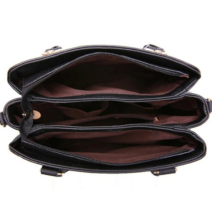Insida av den eleganta crossbodyväskan som visar rymligt huvudfack för daglig användning.