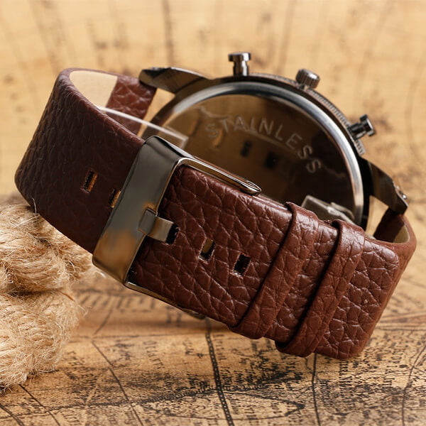 Vinklat foto av elegant dam armbandsur. Svart PU-läder, retrostil och kvartsurverk.