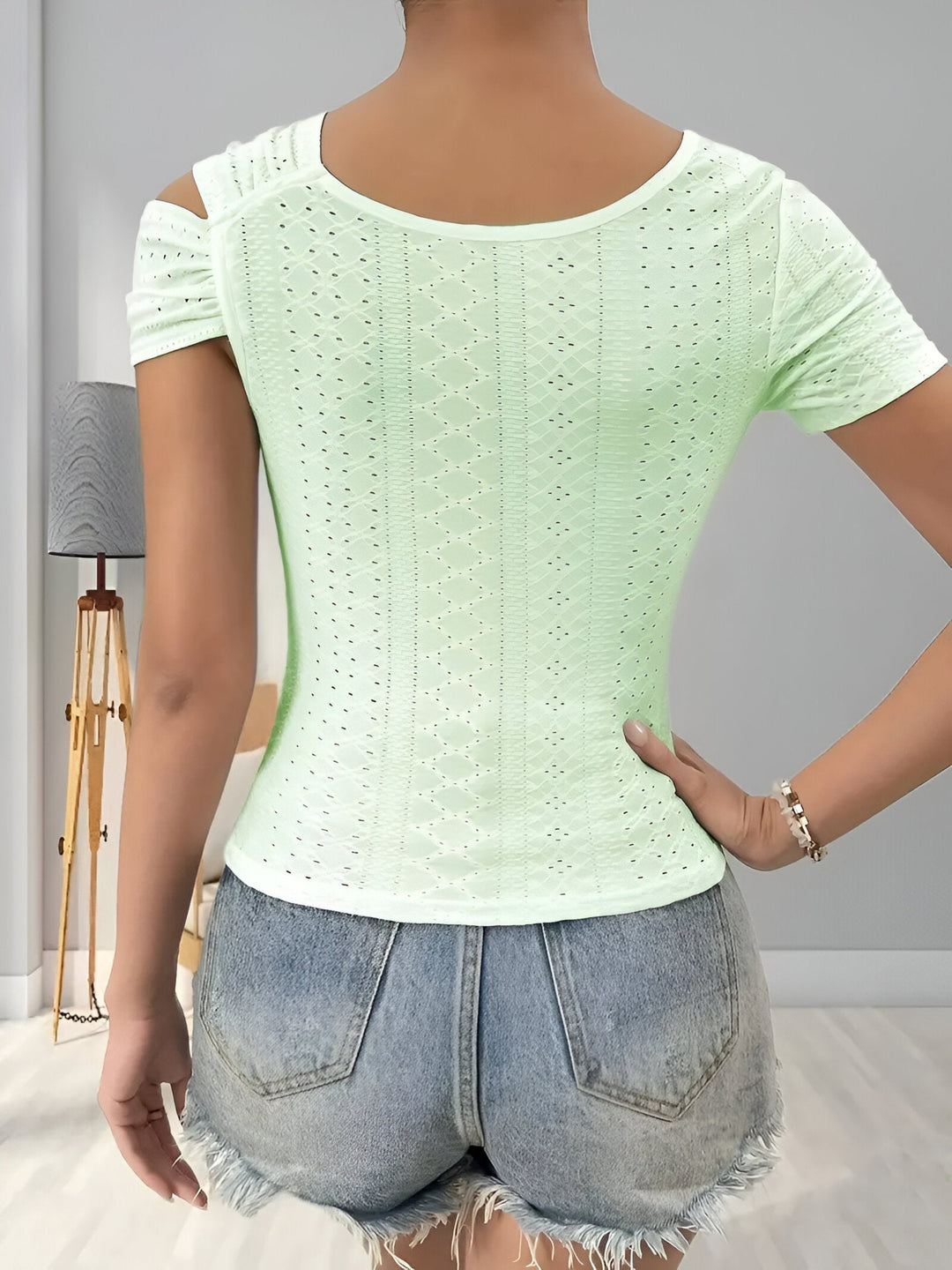 Mångsidig asymmetrisk vårblus för dam. Stilren off-shoulder topp för både vardag och fest.