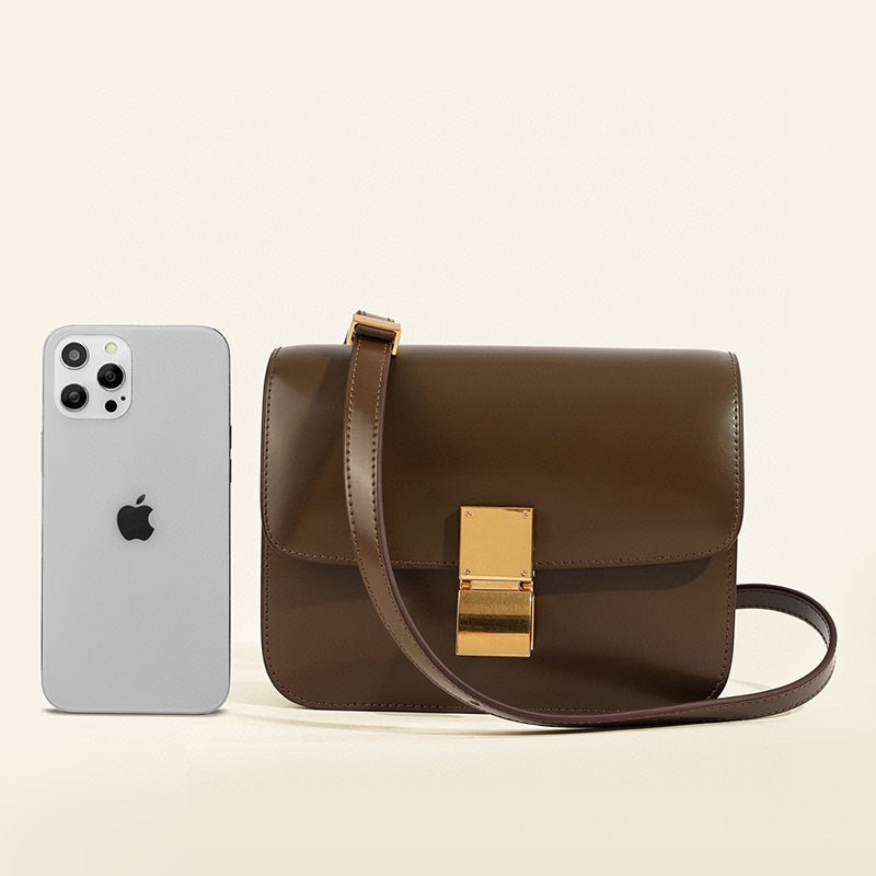 Stilren damväska, flap box-modell, med elegant design. Idealisk för både vardag och fest.