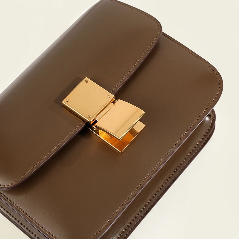 Vacker damväska i flap box-stil, en stilren axelväska för vardag och fest. Elegant och praktisk.