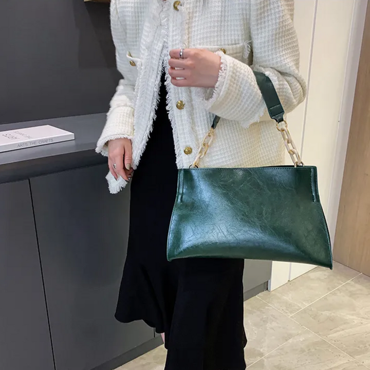 Tidlös axelväska för dam i slitstarkt konstläder. Elegant handväska med justerbar rem, perfekt för varje outfit.