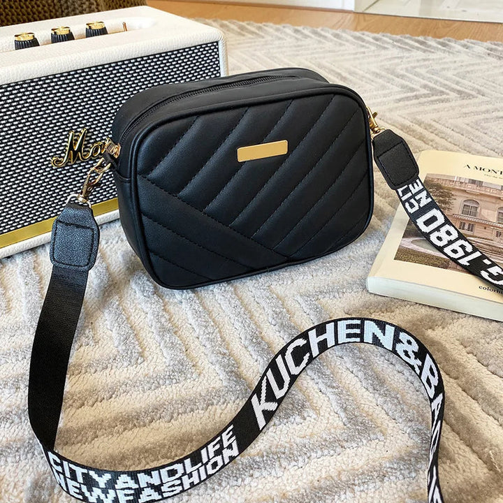Kvinna bär elegant axelväska som modeaccessoar, stilren och praktisk för en chic vardag.