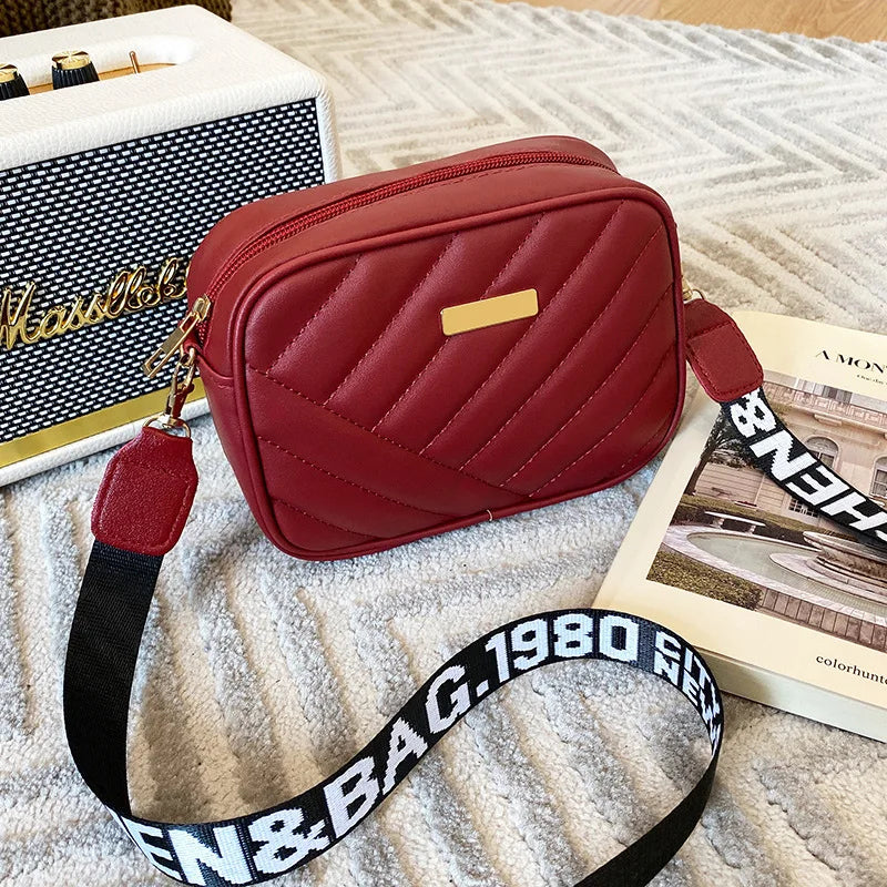 Stilfull dam axelväska i modern design, en chic modeaccessoar som är perfekt som present.