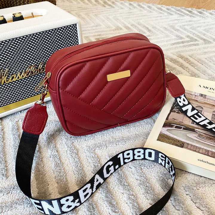 Stilfull dam axelväska i modern design, en chic modeaccessoar som är perfekt som present.