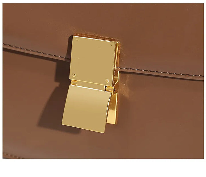 Tidlös elegant axelväska för damer. Mångsidig handväska med stilren design.