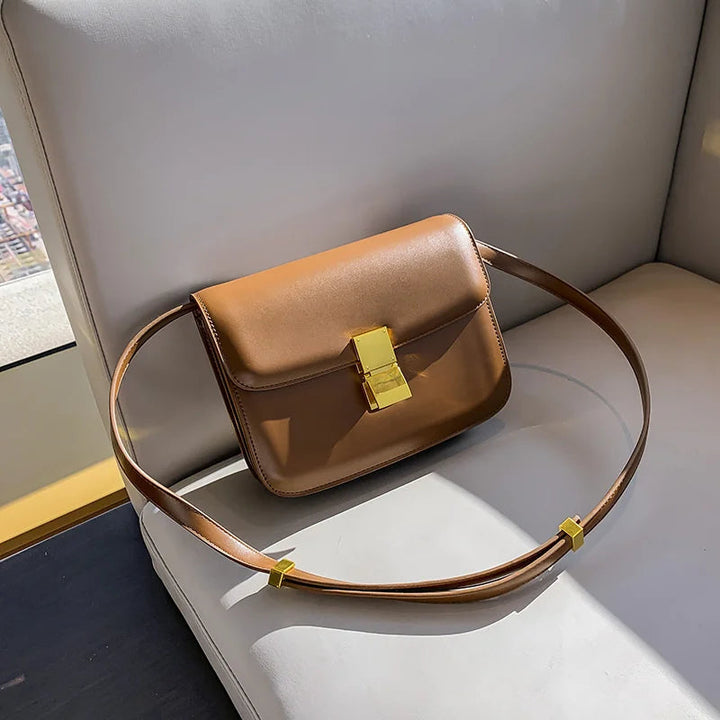 Stilren brun axelväska för damer. Klassisk handväska i elegant designerstil.