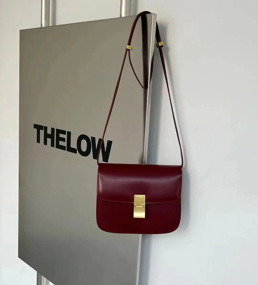 Mörkröd elegant axelväska för damer. Chic modeväska med tidlös designerstil.