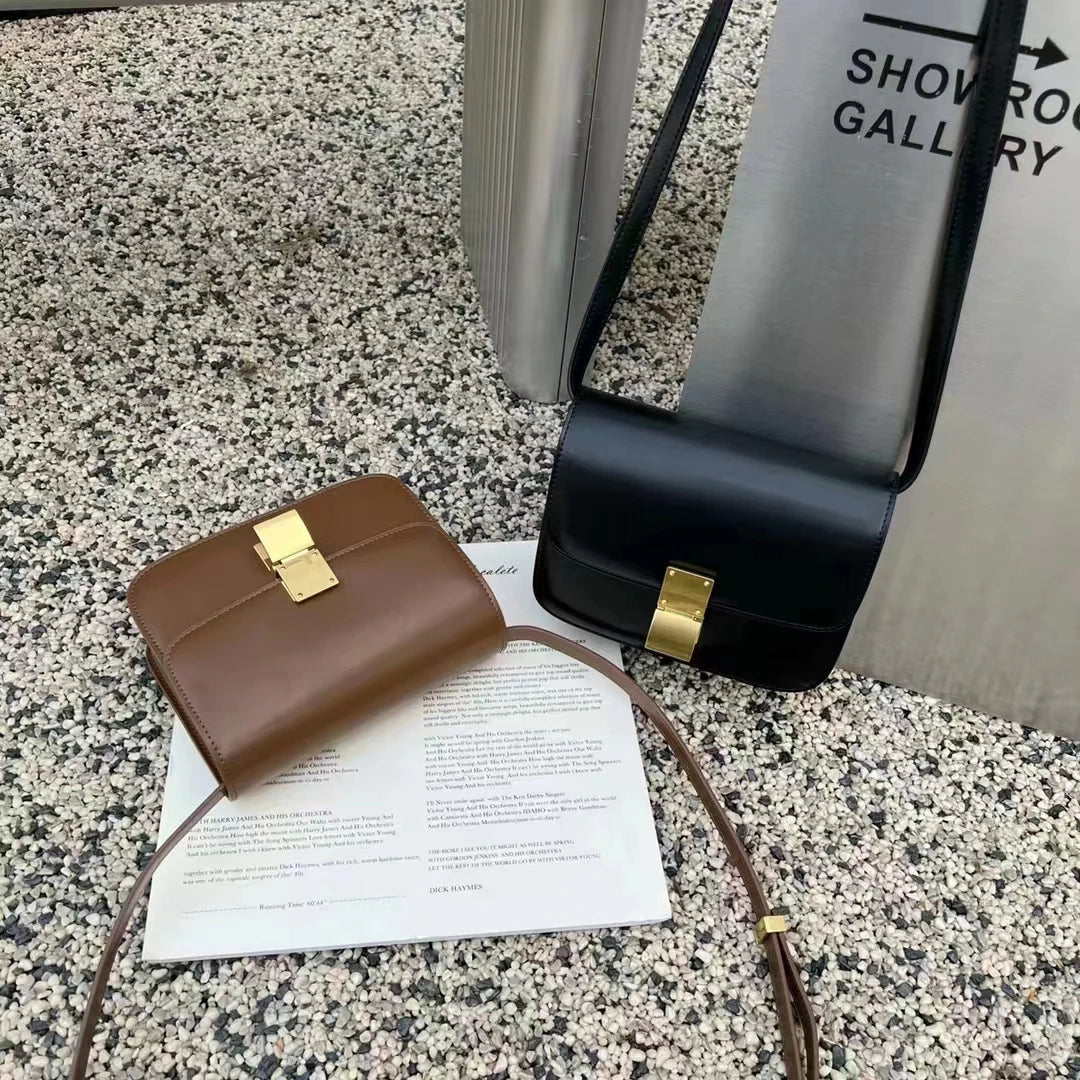 Kvinna bär elegant dam axelväska. Tidlös messengerväska, perfekt accessoar.