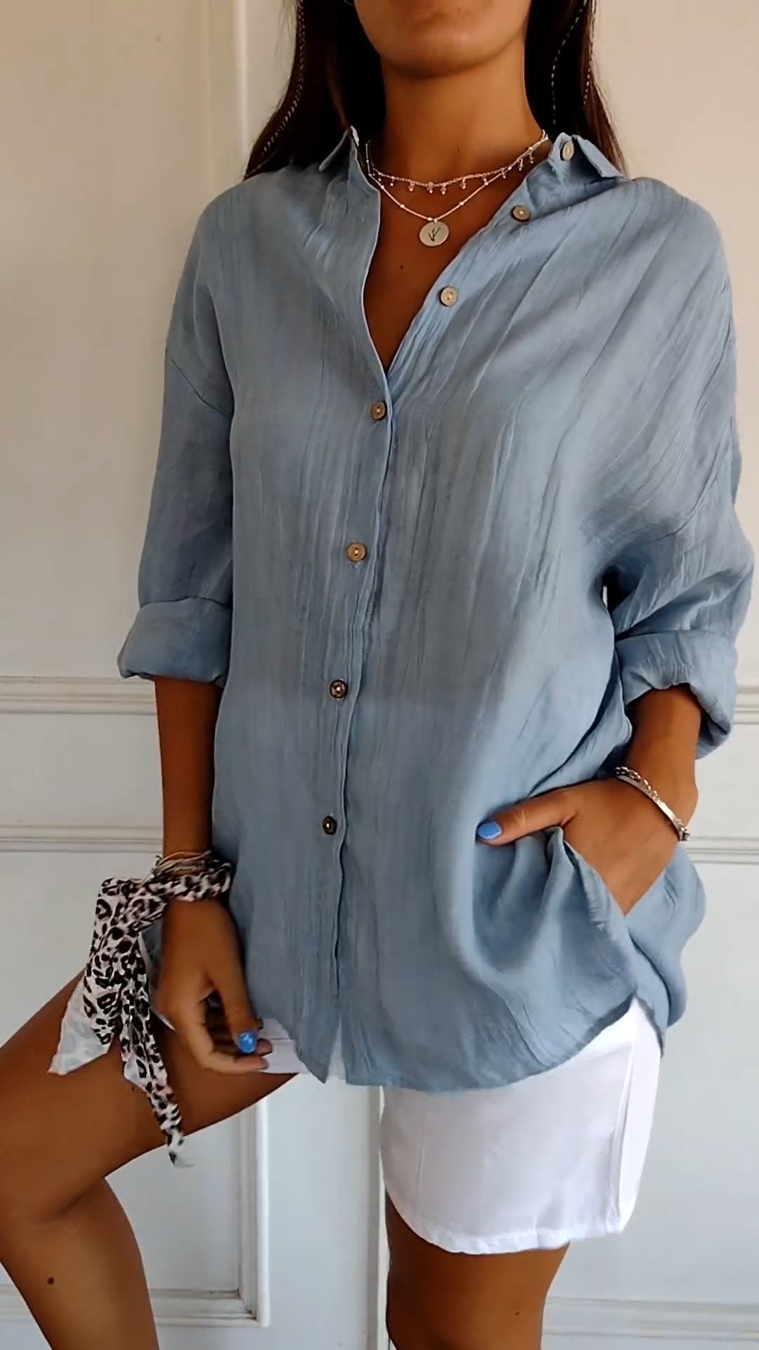 Tidlös dam blus med klassisk krage, ett elegant modeval för alla kvinnor och tillfällen.