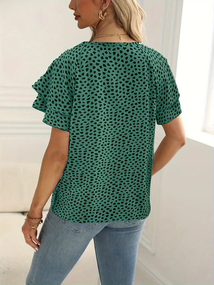 Snygg dam blus med rufsade detaljer och rund hals. En elegant modetopp, mångsidig för vardag och fest.