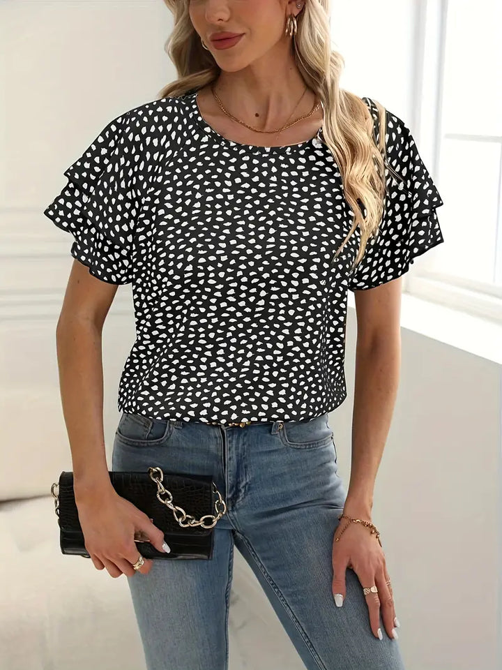 Modern dam blus med eleganta rufsade detaljer och rund halsringning. Perfekt som vardagsblus eller festblus.