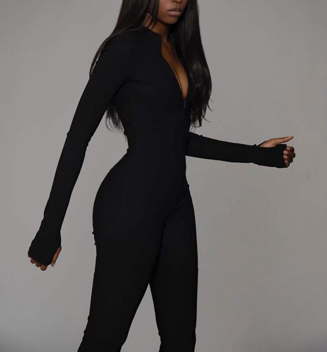 Modern dam overall med figurnära bodycon passform, stilren och bekväm.