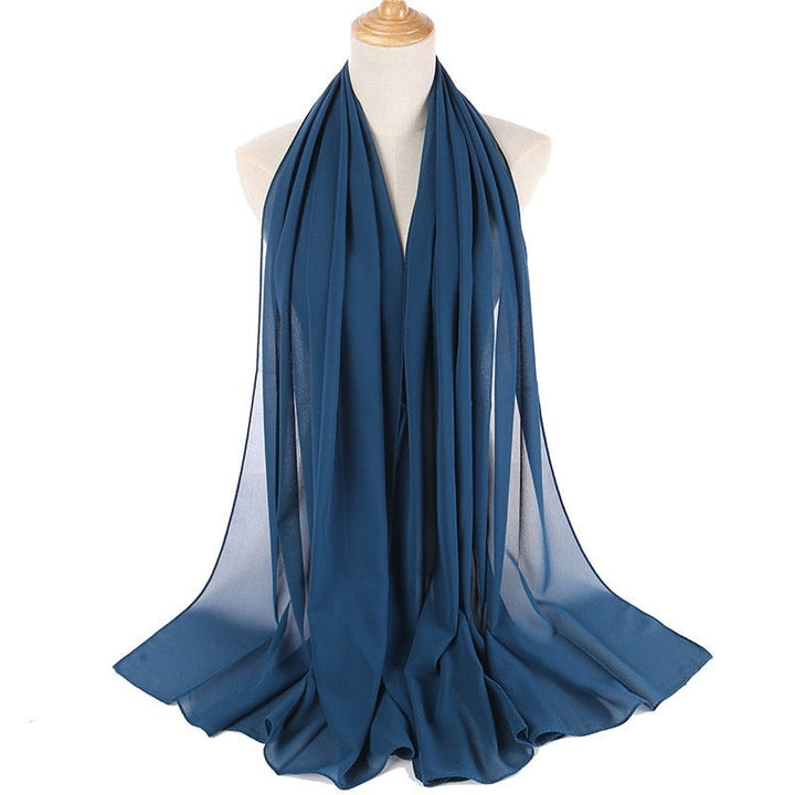 Blå chiffong hijab pannband, levande huvudduk som ger färg till din outfit.
