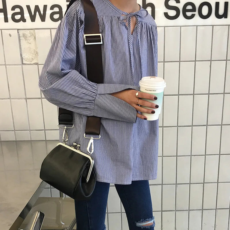 Dam crossbody-väska i elegant PU-läder med unikt läpplås. En chic axelväska som kompletterar din stil.
