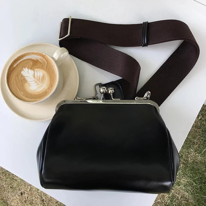 Modern damväska i PU-läder, crossbody-design, med elegant läpplås. En praktisk och stilren handväska.