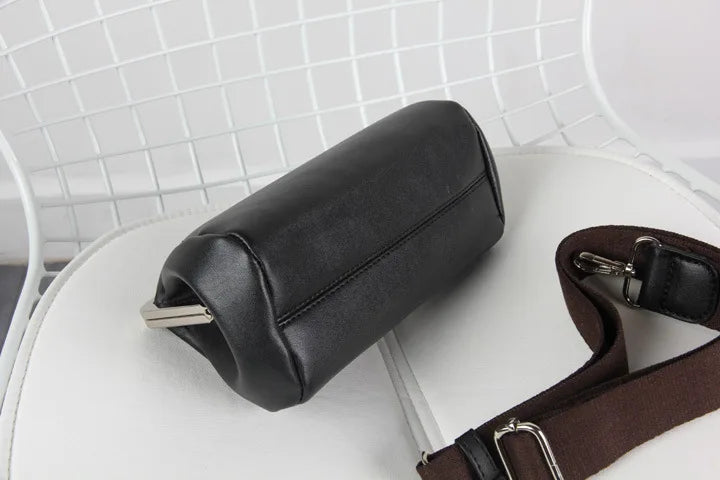 Trendig dam crossbody väska av PU-läder. Med läpplås och justerbar rem, perfekt för vardag & fest.