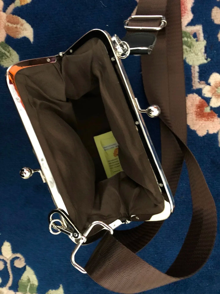 Elegant PU-läder axelväska för damer, crossbody-modell med stilrent läpplås. En tidlös handväska.