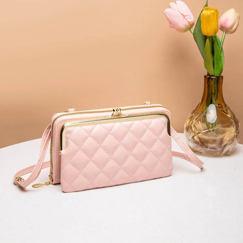 Dam crossbody väska buren för en chic look. En praktisk och modern axelremsväska för aktiva kvinnor.