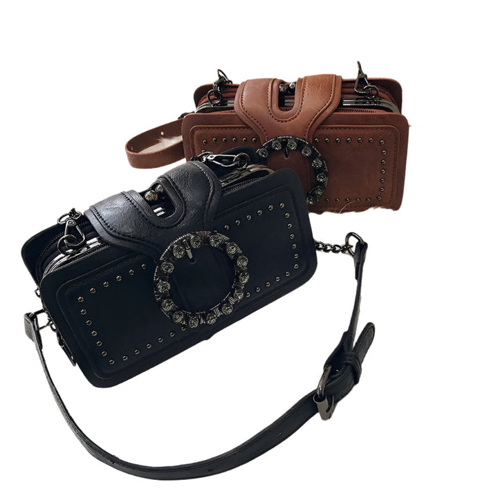 Elegant dam crossbodyväska med vintage spänne, perfekt som axelremsväska och modeaccessoar.